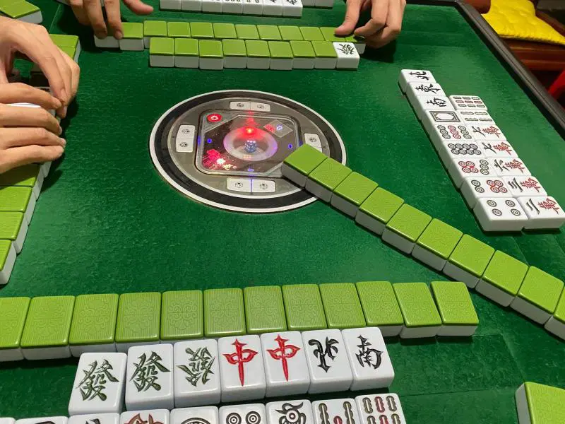 爱情谜团中的真相追寻：双重身份背后的情感纠葛